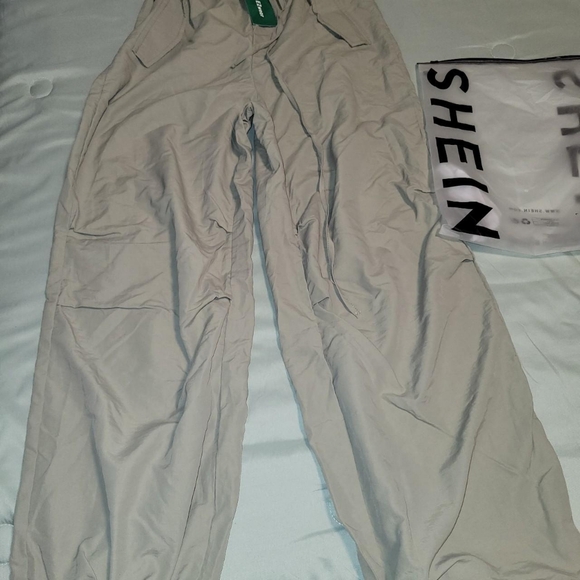 NWT medium sized parachute pants - Picture 3 of 4